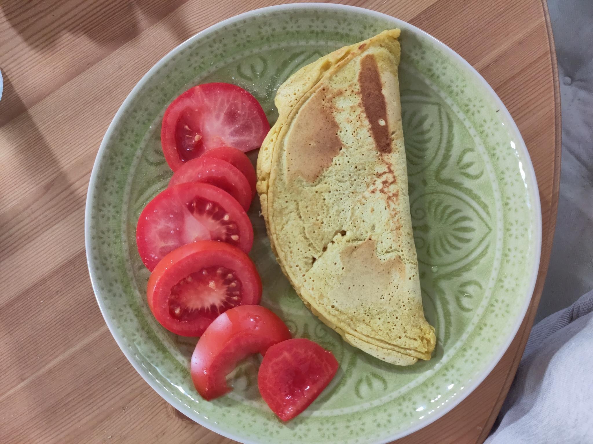 Vegomelette with sliced tomatoes